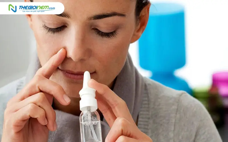 Vệ sinh mũi bằng nước muối sinh lý trước khi ngủ