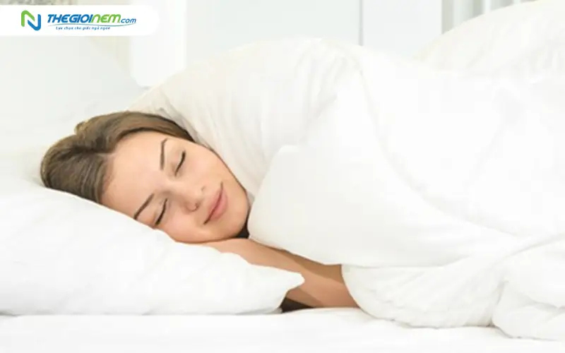 Sử dụng chăn mỏng (mền) giữ ấm vùng cổ và ngực