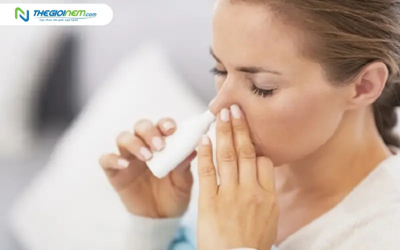 Vệ sinh mũi bằng nước muối sinh lý trước khi ngủ