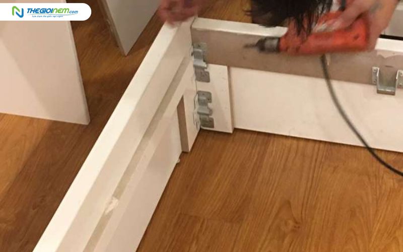 Kiểm tra ốc vít và siết chặt lại