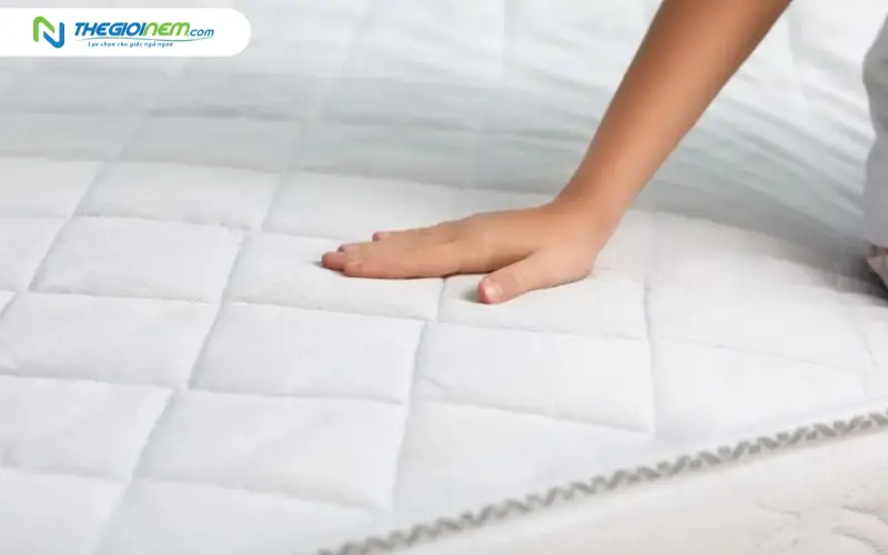 Cách kiểm tra độ cứng của nệm tại cửa hàng
