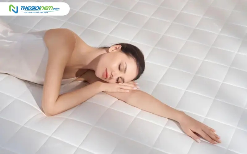 Mẹo mua sắm thông minh khi các kênh đầu tư (vàng, chứng khoán) biến động