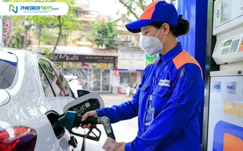 Tại sao giá xăng liên tục thay đổi