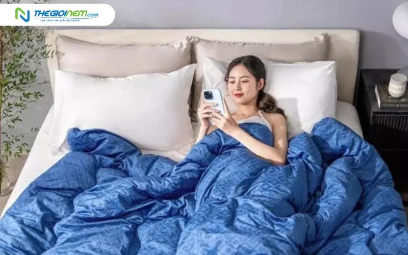 Tư thế ngồi và nằm xem phim đúng cách trên nệm.