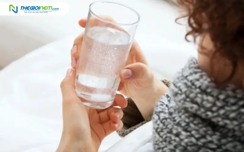 Uống một vài ngụm nước ấm