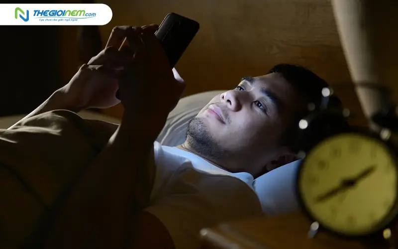 Sử dụng thiết bị điện tử quá khuya trước khi ngủ