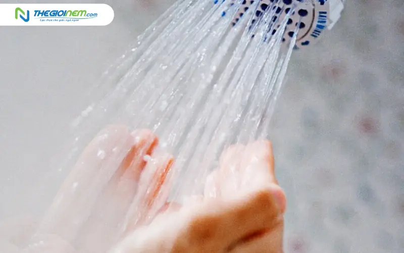 Tắm đêm bằng nước lạnh