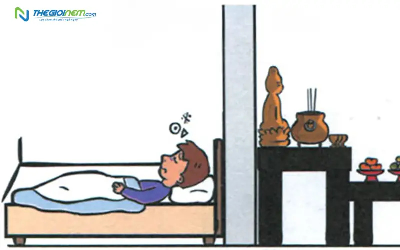 Đầu giường tựa sát bức tường đặt bàn thờ