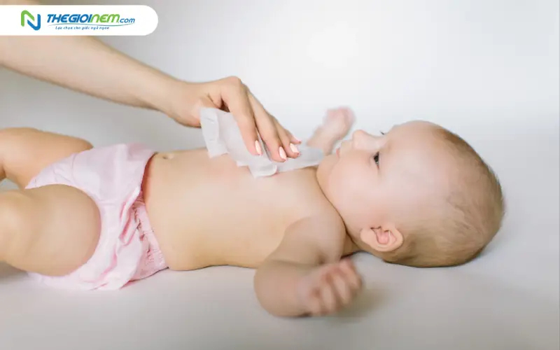 Những lưu ý quan trọng khi chăm sóc trẻ bị đổ mồ hôi trộm