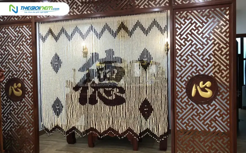 Sử dụng rèm che bàn thờ tạo không gian riêng biệt