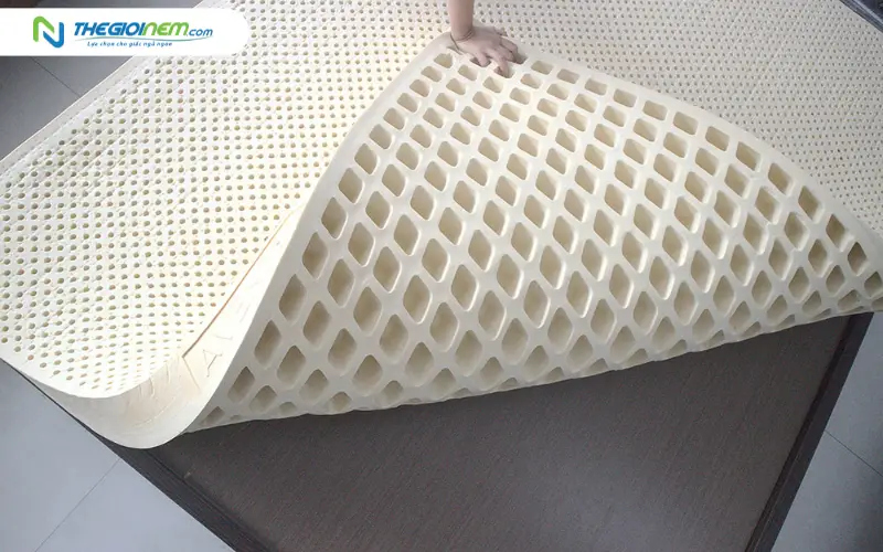 Ưu tiên nệm cao su thiên nhiên có lỗ thoáng khí