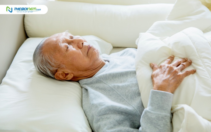 Chọn nệm phù hợp giúp người già ngủ ngon hơn