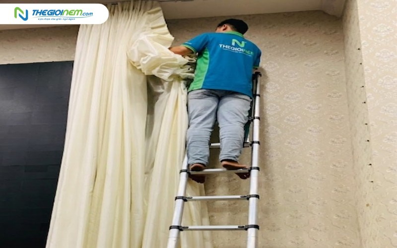Nhân viên chuyên nghiệp thực hiện dịch vụ vệ sinh