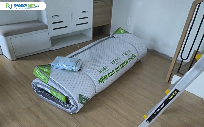 Cuộn nệm cao su đúng cách để tránh làm gãy cấu trúc lõi cao su