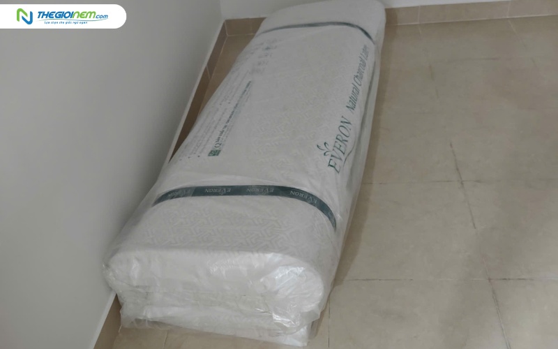 Sau khi cuộn/gấp nệm cao su cần đặt nệm nằm ngang