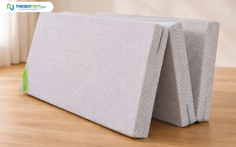 Nệm TATANA gấp 3 có thiết kế với 3 tấm nệm riêng biệt
