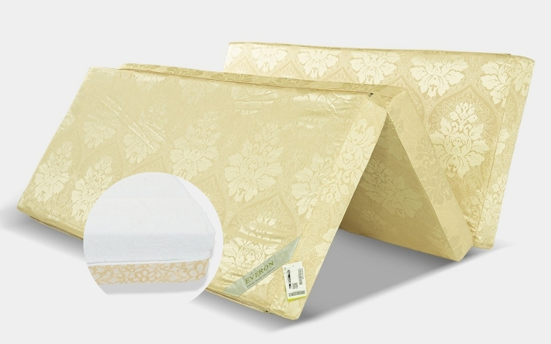Nệm bông ép gấp có thiết kế gấp 3, làm từ bông Polyester