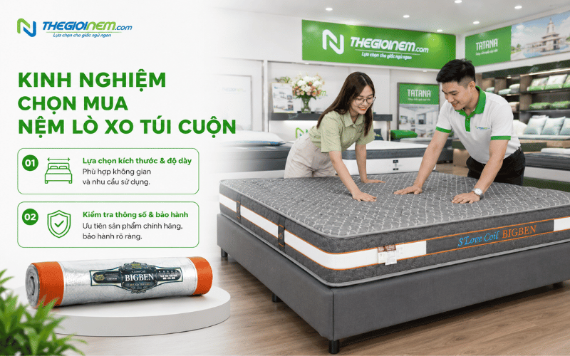 Khách hàng trải nghiệm nệm lò xo túi trước khi mua tại cửa hàng
