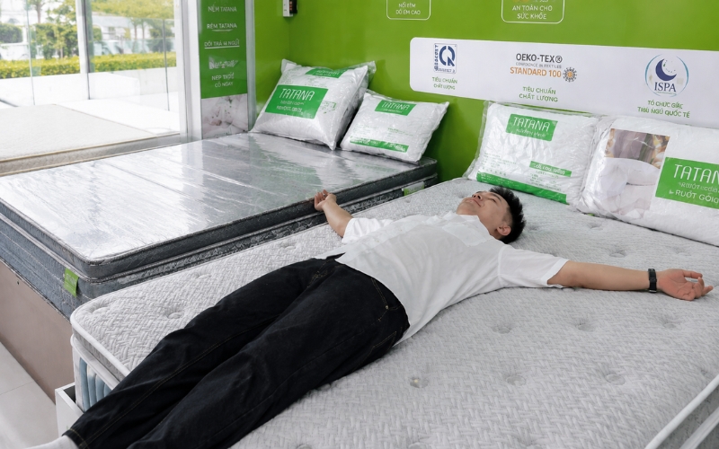 Trải nghiệm sản phẩm trực tiếp tại cửa hàng