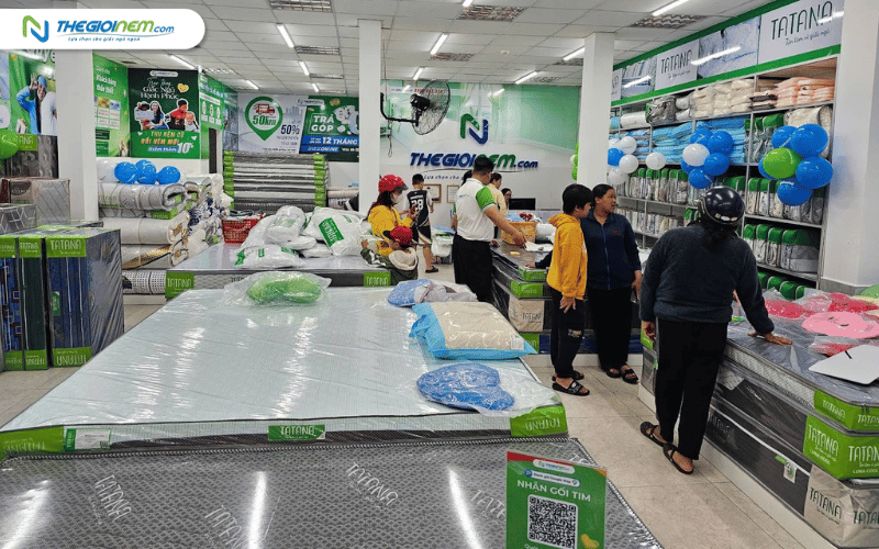 Khách hàng trải nghiệm nệm lò xo liên kết tại showroom Thế Giới Nệm