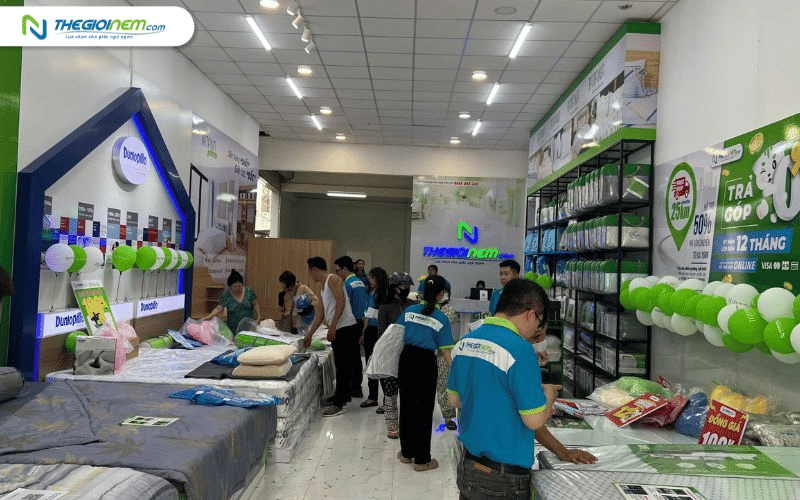 Khách hàng trải nghiệm sản phẩm tại Thế Giới Nệm