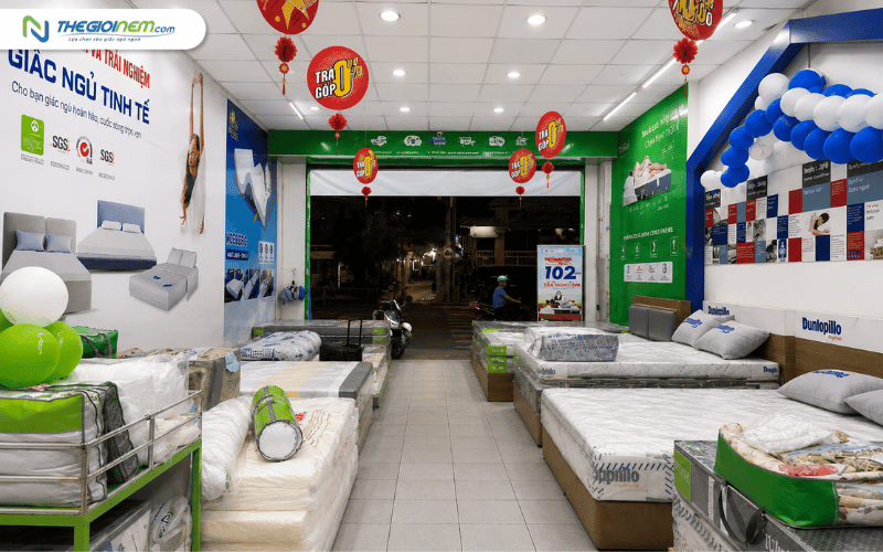 Cửa hàng Thế Giới Nệm Gia Định tại 151 Bạch Đằng trưng bày nhiều dòng nệm chính hãng