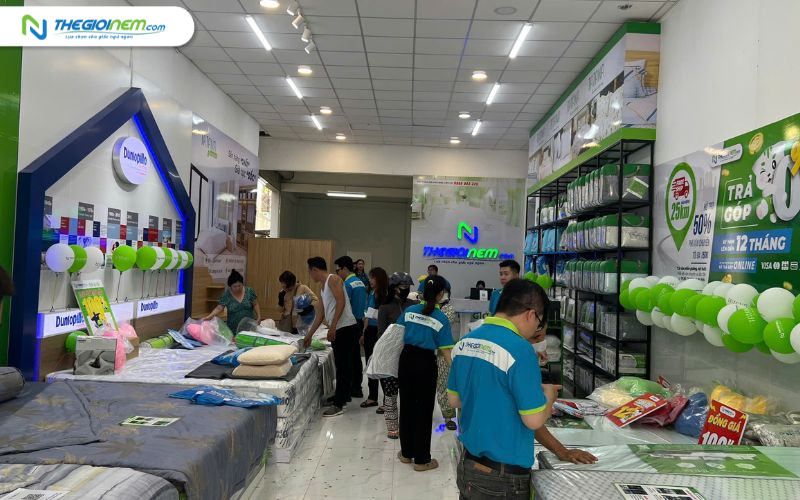 Khách hàng mua nệm tại phường Đông Hưng Thuận và trải nghiệm sản phẩm tại showroom