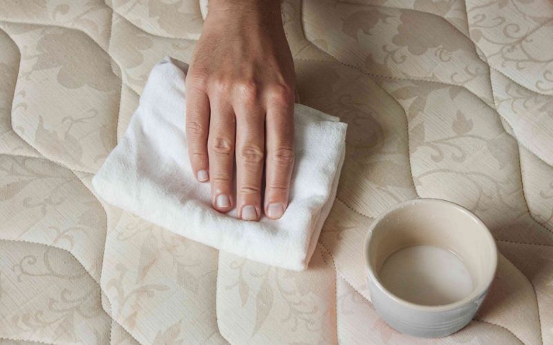 Dùng khăn khô thấm bớt nước
