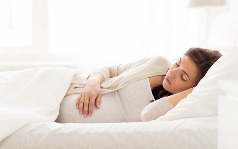 Mẹ bầu cần nằm nệm phù hợp để hạn chế đau nhức khi mang thai