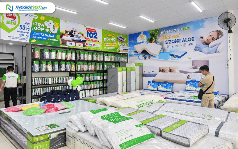 Khách hàng trải nghiệm nệm tại showroom