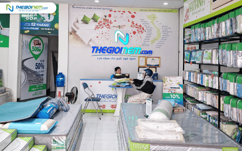 Nhân viên tư vấn khách hàng lựa chọn nệm