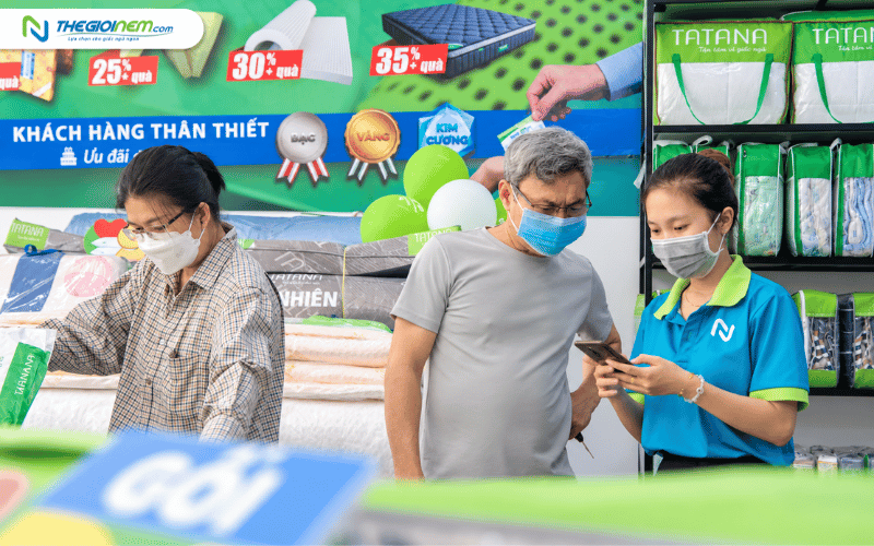 Khách hàng trải nghiệm nệm tại showroom