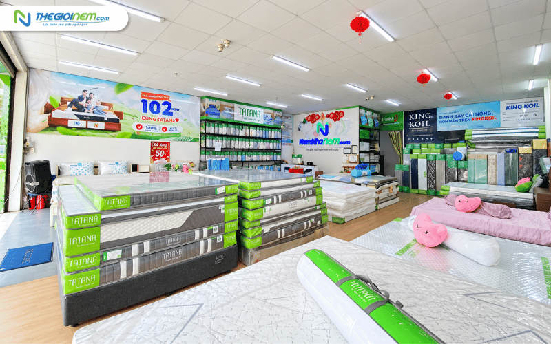 Khu vực trưng bày nhiều thương hiệu nệm tại showroom