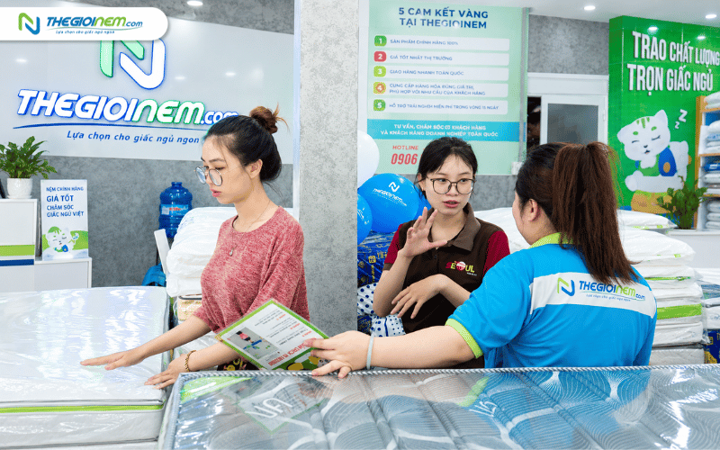 Khách hàng trải nghiệm nệm tại showroom ở khu vực Vũng Tàu