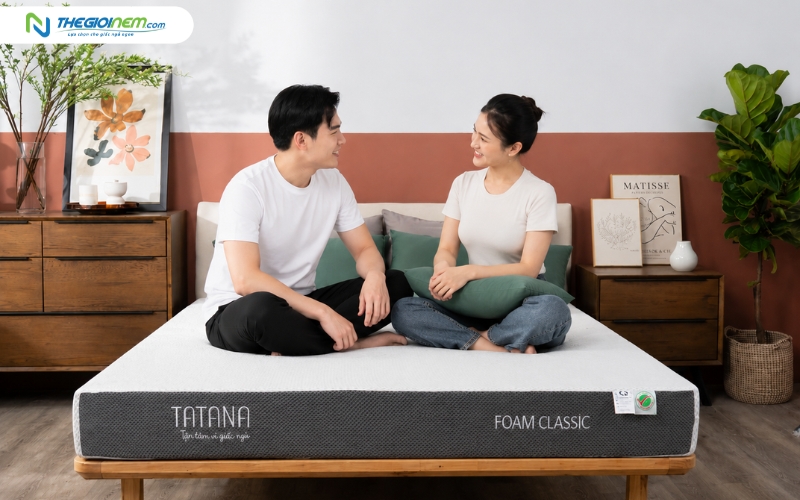 Nệm foam với bề mặt êm ái và áo nệm hiện đại.