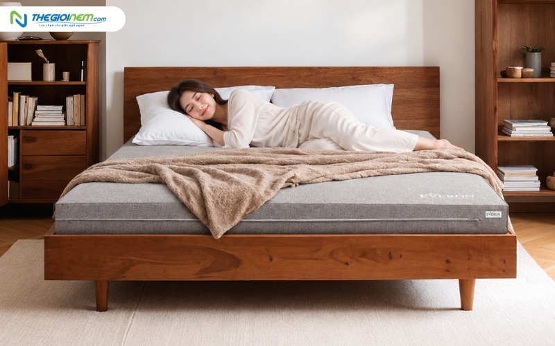 Khách hàng nên trải nghiệm độ cứng mềm và so sánh kích thước nệm tại Thế Giới Nệm Đà Nẵng