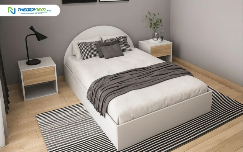 Giường đơn sử dụng nệm 1m2 x 2m trong phòng ngủ nhỏ gọn, hiện đại.
