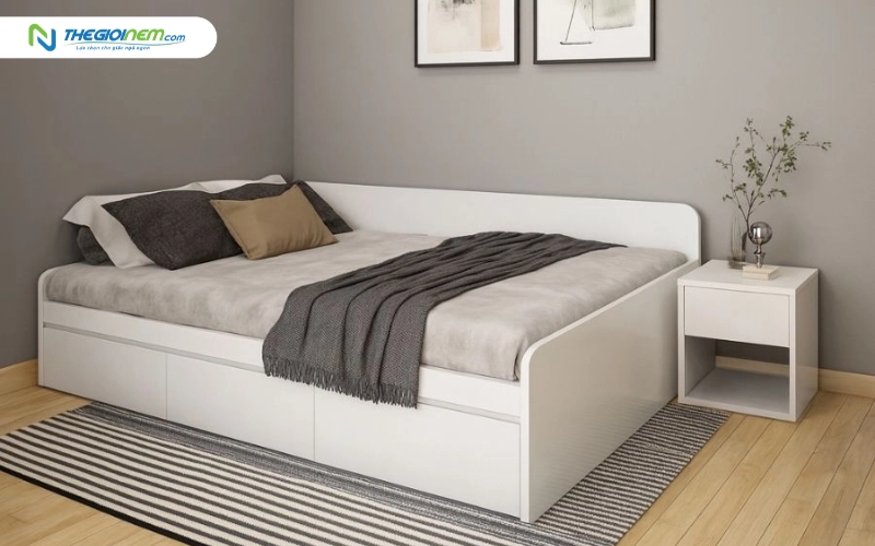 Nệm 1m2 x 2m đặt trên giường đơn, minh họa kích thước phù hợp phòng ngủ cá nhân.