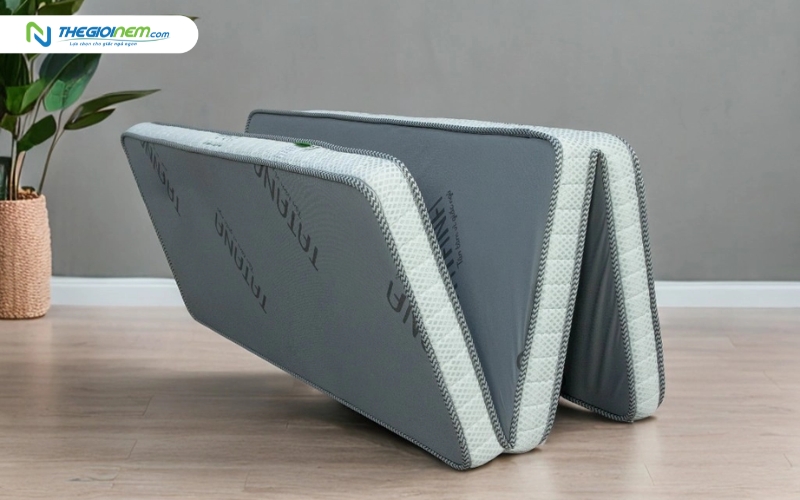 Nệm ép dẻo TATANA gấp 3 với thiết kế thuận tiện cho việc sử dụng và cất giữ.