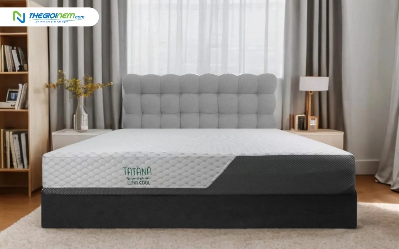 Nệm foam kích thước 1m2 x 2m được trưng bày để người mua tham khảo chất liệu và độ dày.