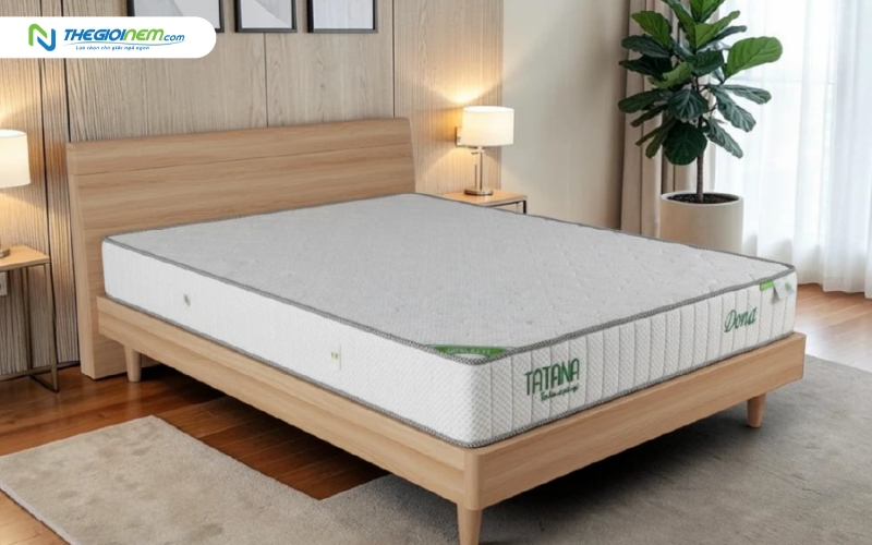 Nệm lò xo kích thước 1m2 x 2m được đặt trên khung giường để minh họa chiều cao sản phẩm.