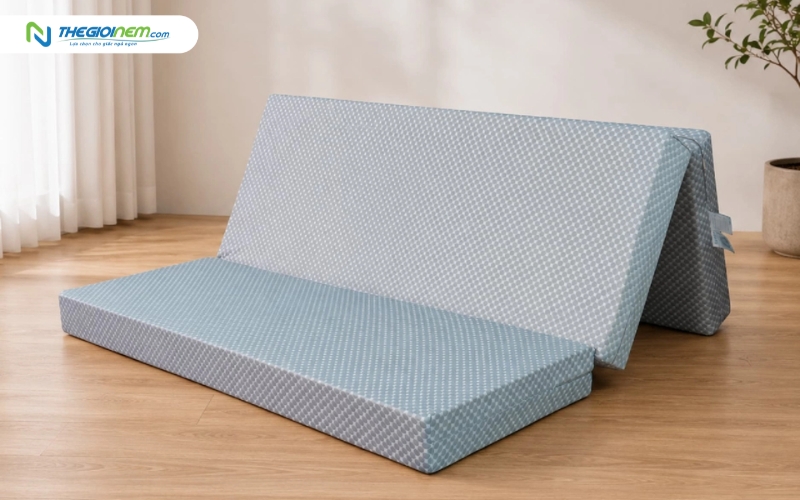 Nệm cao su nhân tạo mát lạnh TATANA gấp ba tiện lợi khi cất giữ.