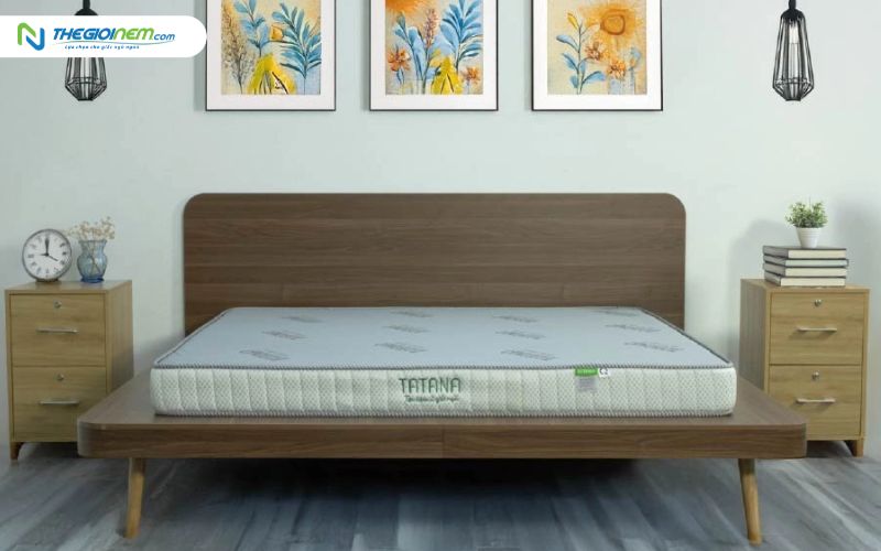 Nệm ép dẻo thẳng TATANA có thiết kế phẳng cho phòng ngủ hiện đại.