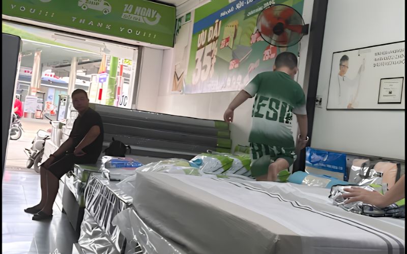 Khách hàng trải nghiệm sản phẩm tại cửa hàng