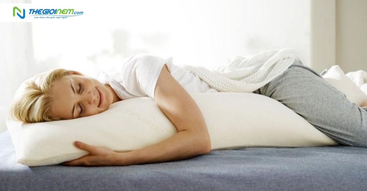 Vừa ngủ vừa ôm gối liệu có tốt không?