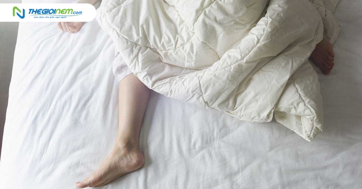 Thò chân ra khỏi chăn khi ngủ có tốt hay không?