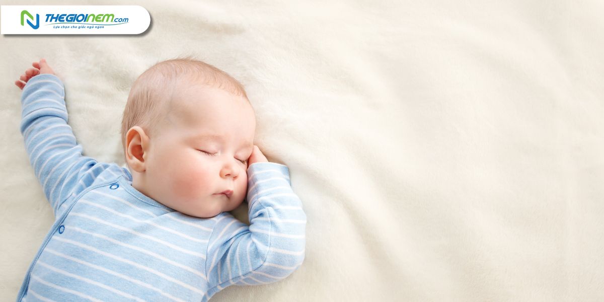 Bé sơ sinh ngủ nhiều không bú có sao không?