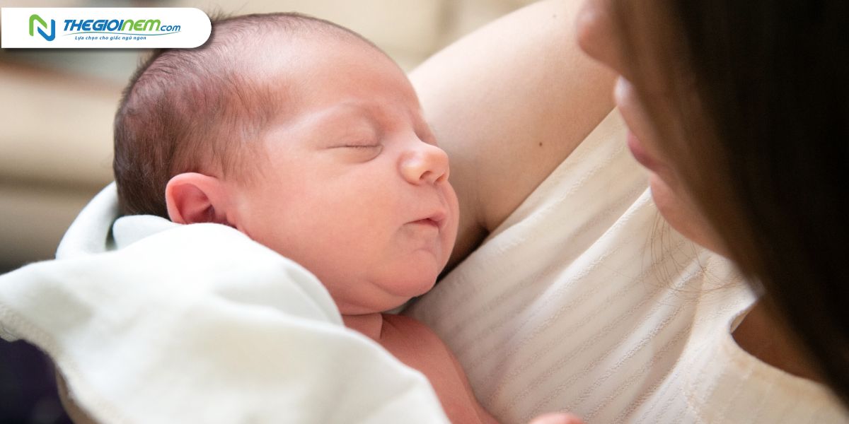 Bé sơ sinh ngủ nhiều không bú có sao không?