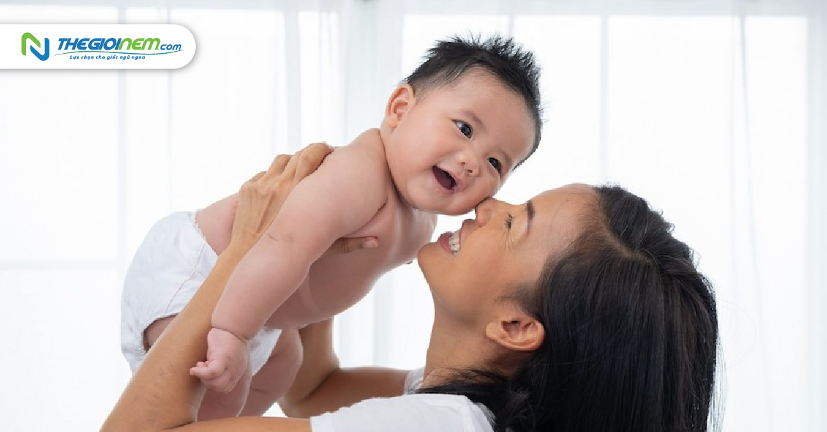 Cách bế trẻ sơ sinh và trẻ nhỏ "chuẩn theo từng tháng” 2