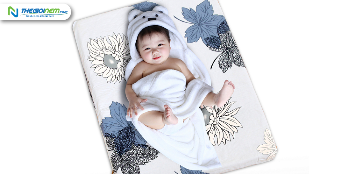 Có nên đắp chăn cho trẻ sơ sinh khi ngủ không?